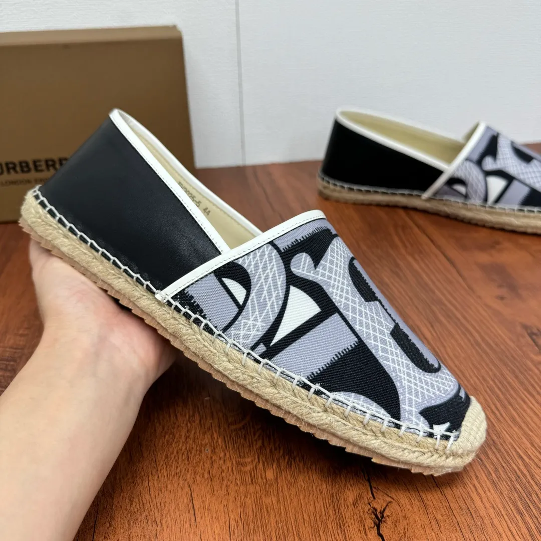 Batch 600 Burberry/Burberry new summer men's embroidered straw fisherman shoes, cool slip-on straw shoes! Encounter British fashion with Burberry espadrilles, a perfect blend of classic and fashionable. The unique printing on the upper is a manifestation of the brand's style. Every color and every pattern tells the story of England. Straw soles bring a natural texture, comfortable and chic. Whether you are strolling in the city streets or heading to the beach for vacation, it can add elegance and charm to you, easily become the center of attention, and start your own fashion journey. Classic knitted canvas upper, with thin calfskin lining suitable for summer, straw lining, genuine leather patch at the bottom of the heel, hemming technology, and Mark stitching details! Anti-slip rubber bottom layer, integrated injection molding of large LOGO letters and badges, multiple colors and styles to choose from, complete package! Size: 39-40-41-42-43-44 Normal size Item number: 2025-5 Printing black and gray